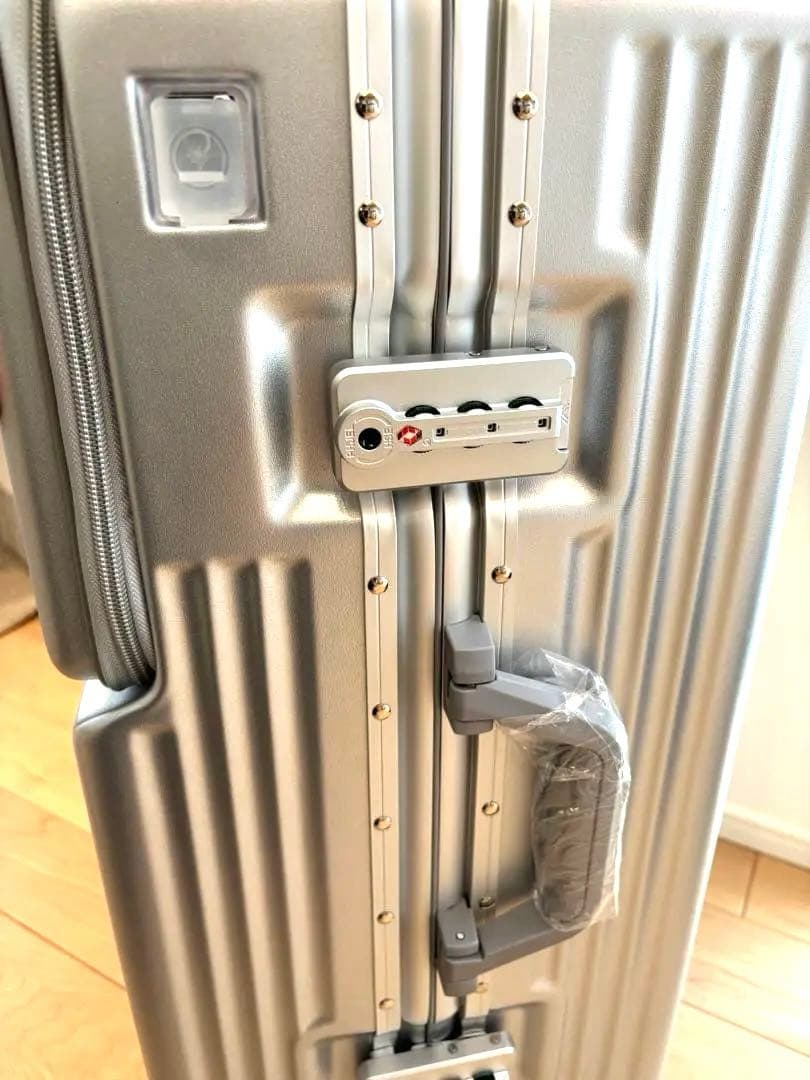 ラスト1点 スーツケースTSAロックMサイズ65Lシルバー