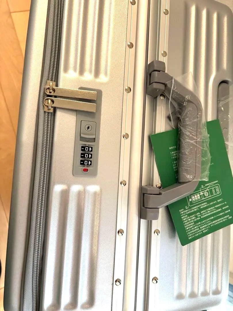 ラスト1点 スーツケースTSAロックMサイズ65Lシルバー