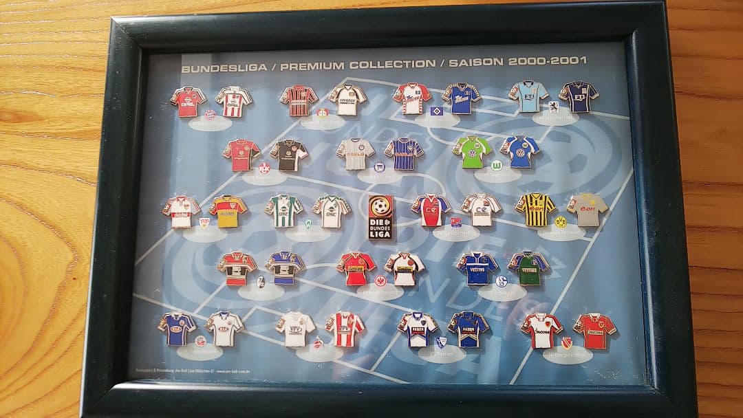 2000-01ブンデスリーガ1部ユニピン37個(ホーム&アウェイ、ロゴ)額付