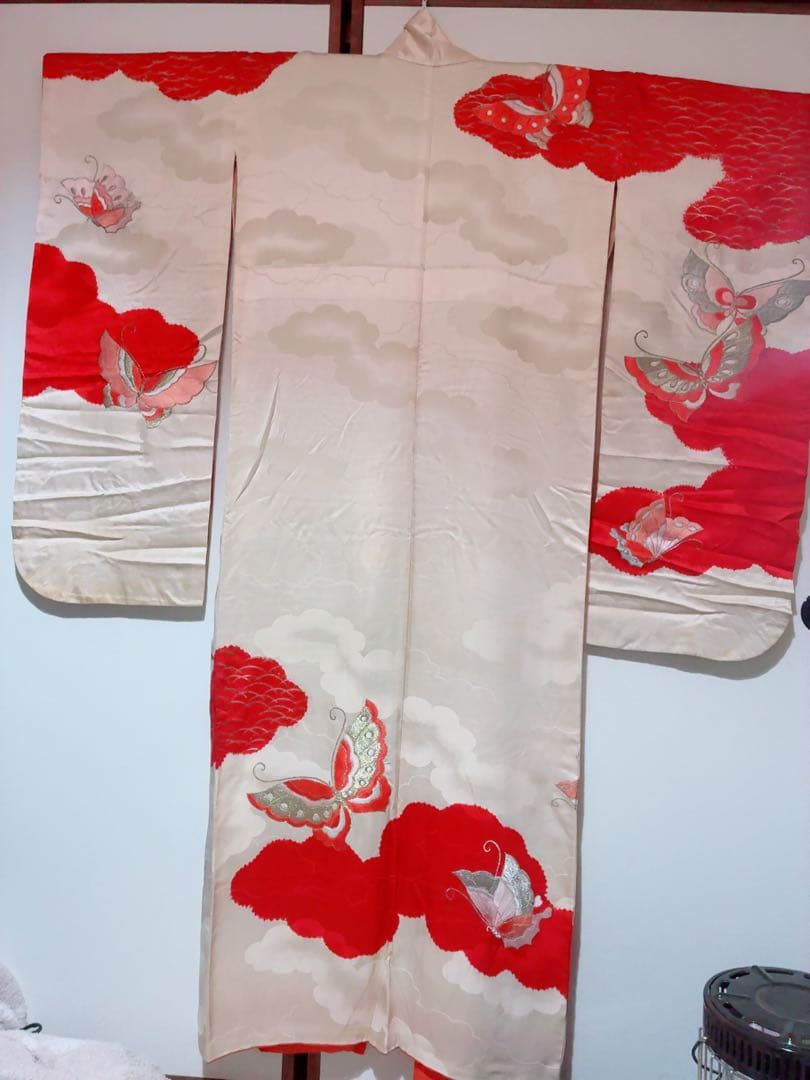 振袖 雲紋様 蝶の刺繍　アンティーク　コスプレにも