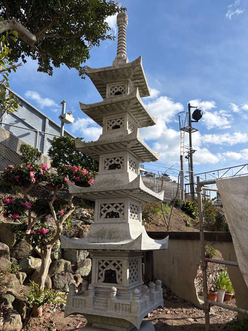 石製五重塔 高さ約4メートル