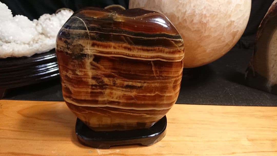 ブラウンメノウ 原石 2㎏台座付き 知性、幸運をもたらす 人間関係の絆を強める