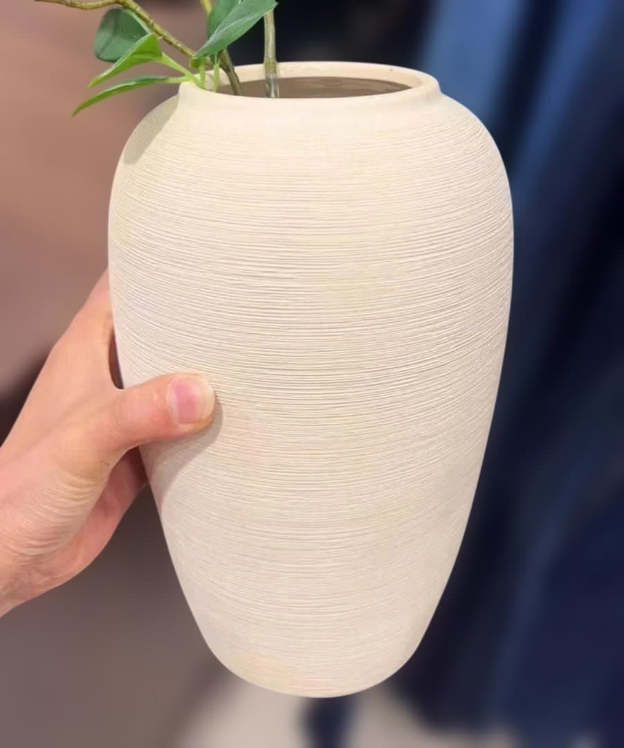 クリーム色の陶器製花瓶