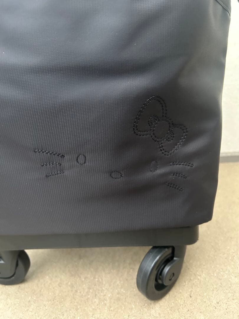 スワニーキャリーバッグ　Mサイズ　ハローキティ