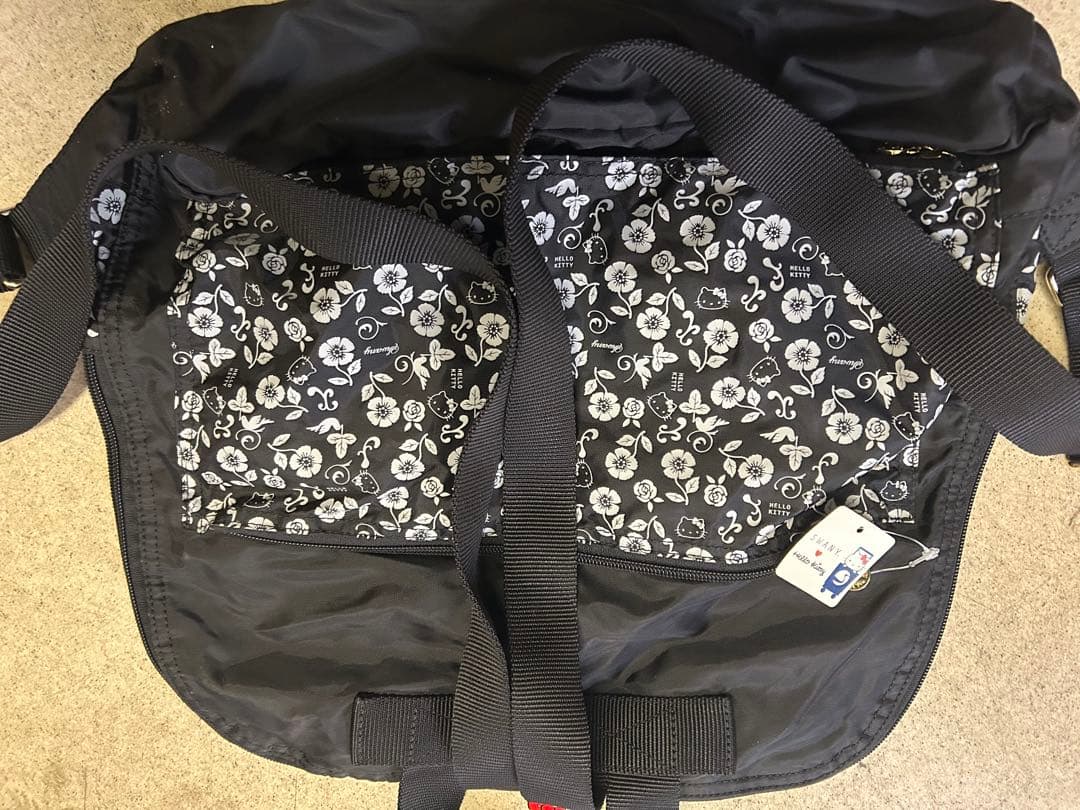 スワニーキャリーバッグ　Mサイズ　ハローキティ