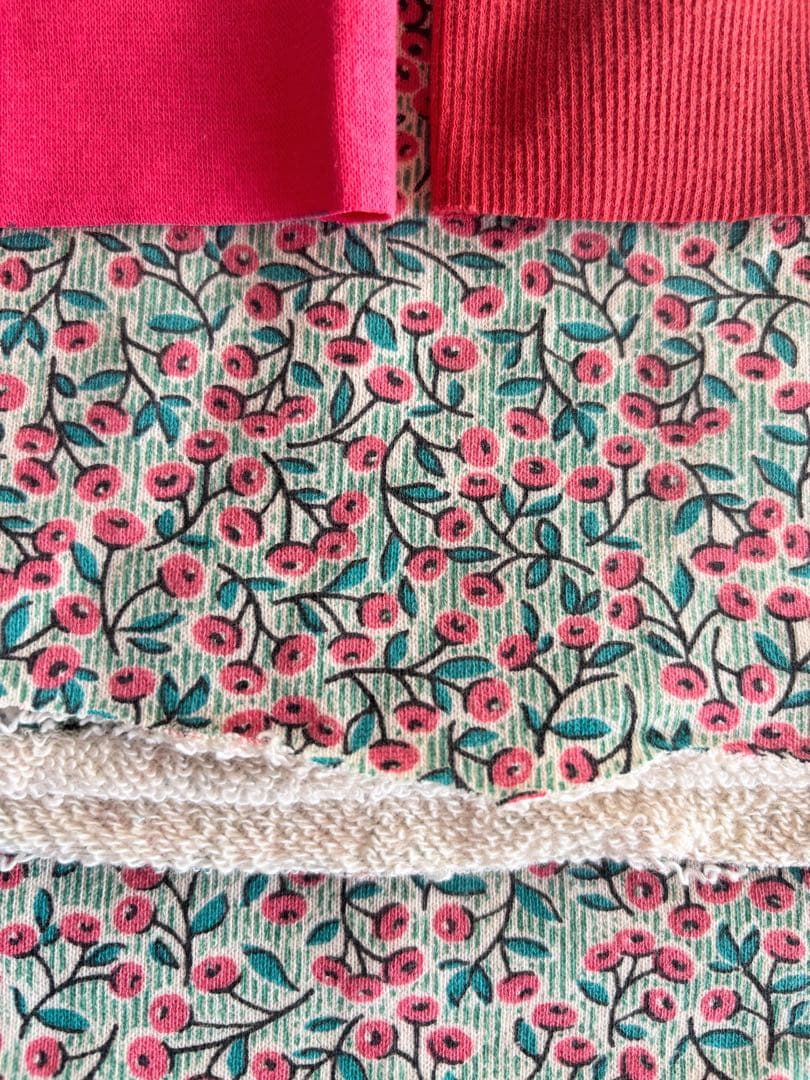 小花柄　裏毛ニット