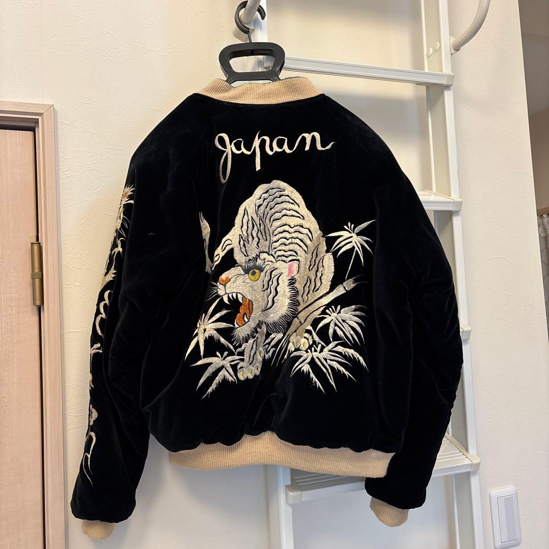 東洋エンタープライズ　虎とドラゴン刺繍 ベルベットスカジャン