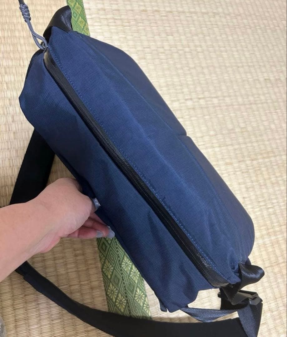 美品　bellroy ベルロイ　ボディーバッグ　大きめ　ネイビー