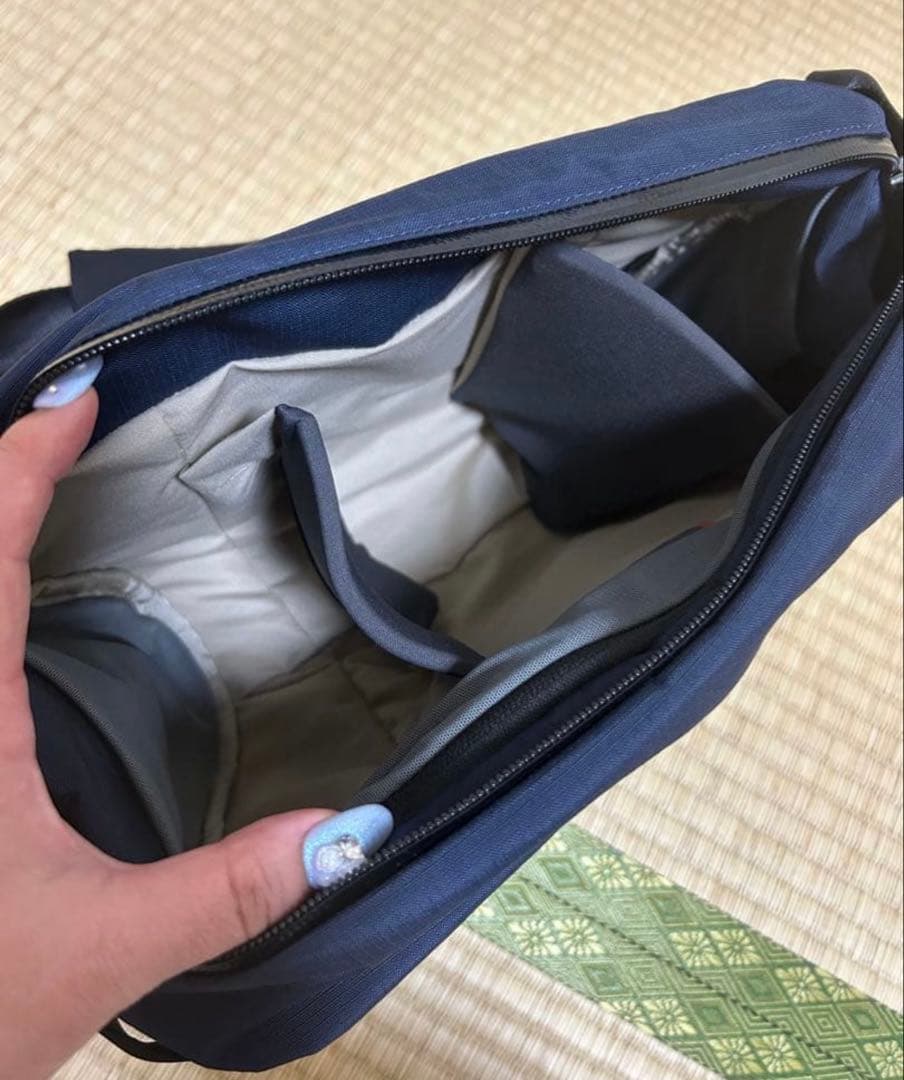 美品　bellroy ベルロイ　ボディーバッグ　大きめ　ネイビー