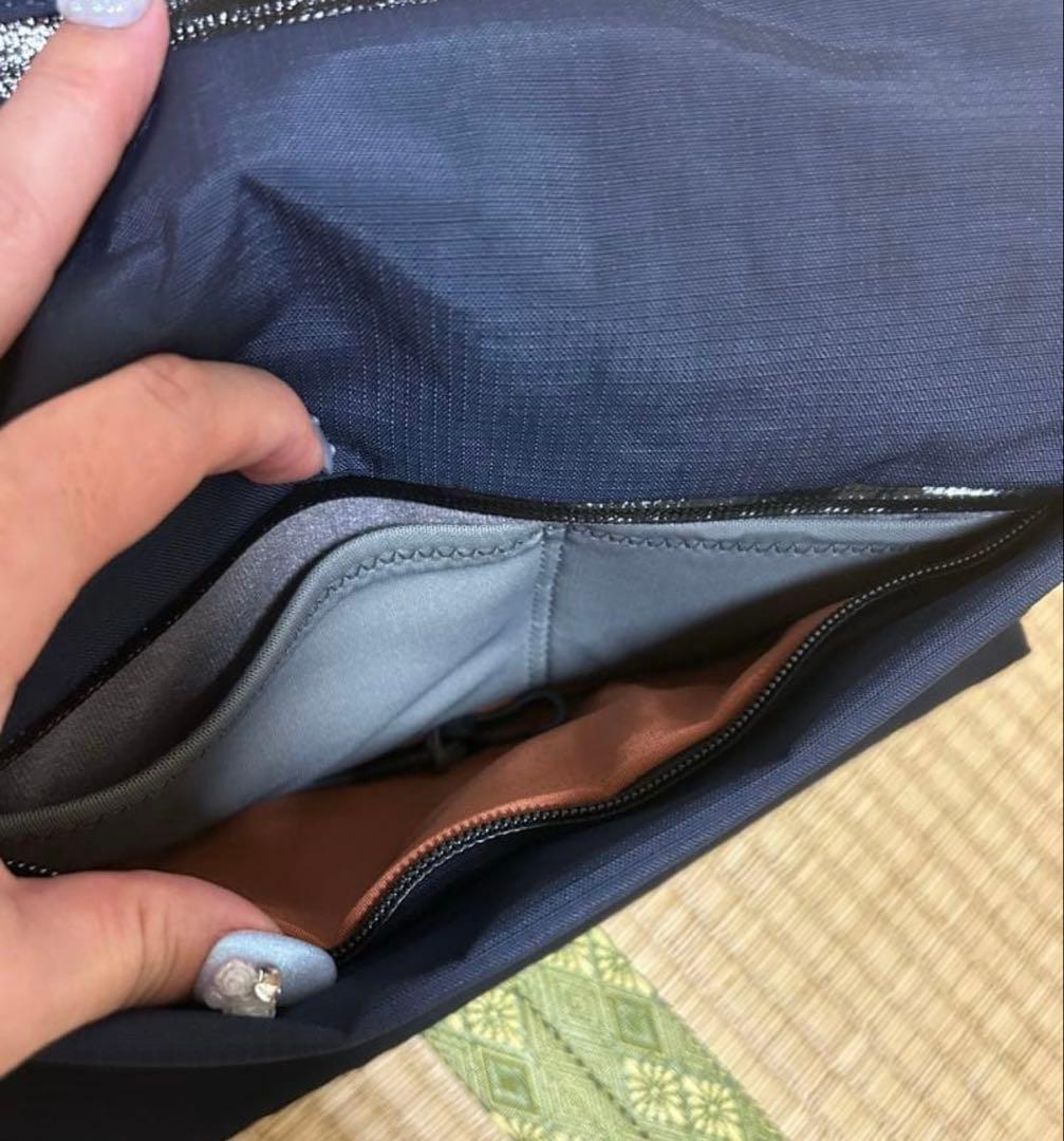 美品　bellroy ベルロイ　ボディーバッグ　大きめ　ネイビー