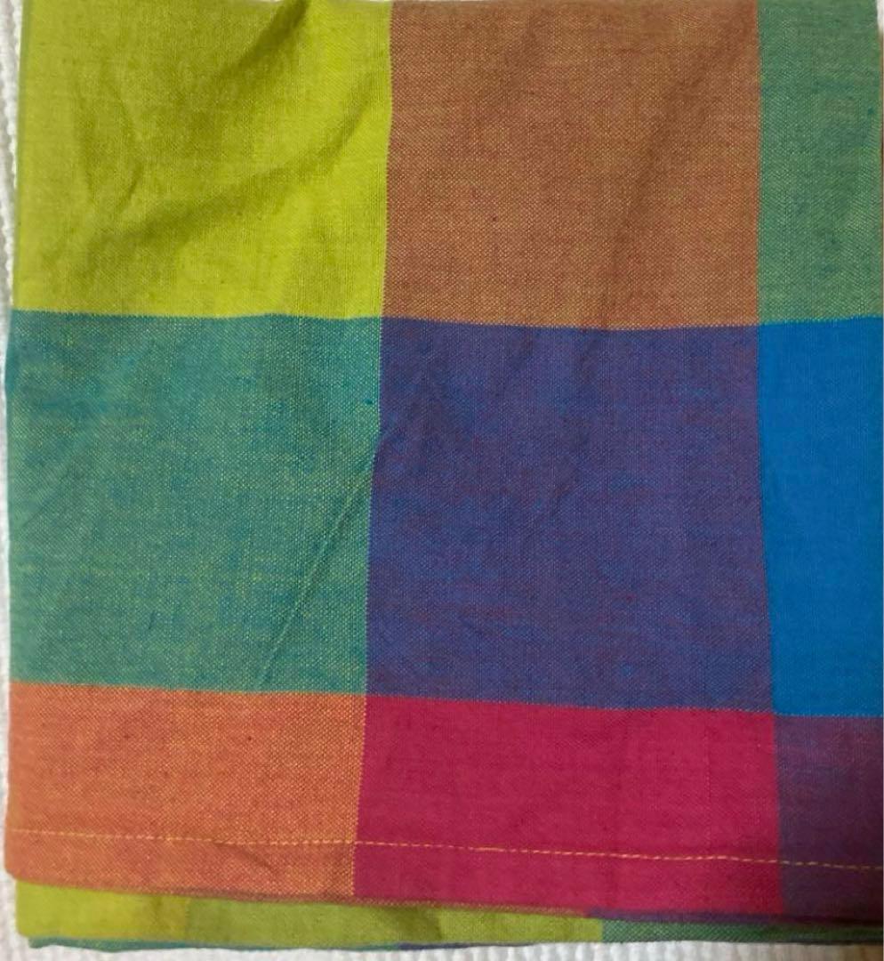 Maduオリジナルのカラーで染めたベラルーシリネンのテーブルクロス。レインボー