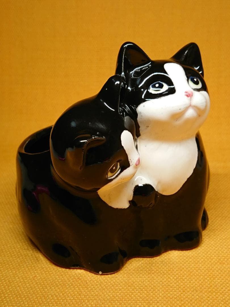 【美品】ネコ　黒猫　陶器　小物入れ　置物　インテリア　工芸品　美術品　A3288