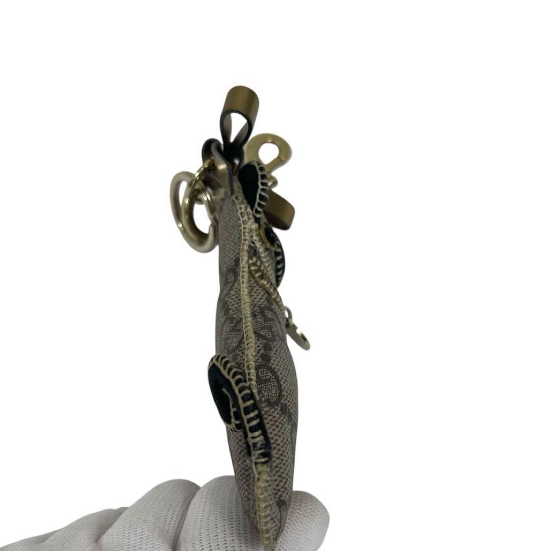 GUCCI チャーム　キーホルダー　グッチョリパグ　犬 GG柄　ロゴ金具