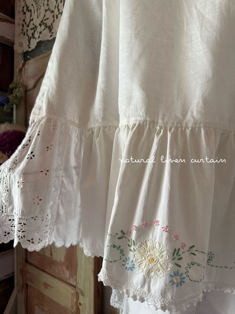 ナチュラルリネンと可愛い花柄刺繍のフリフリカーテン