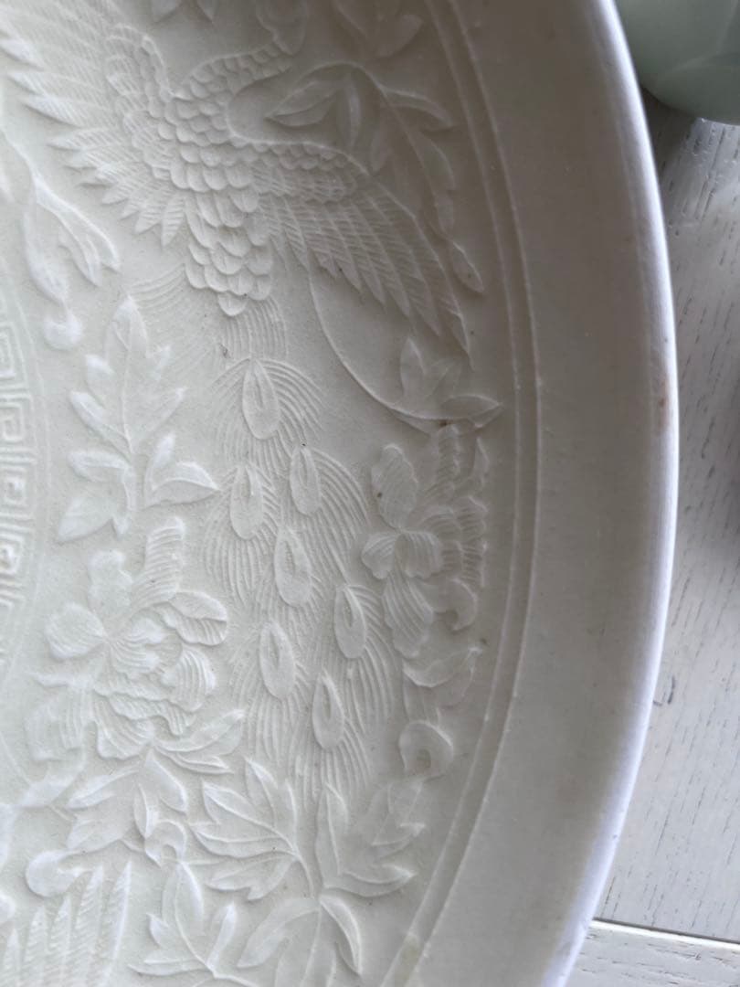 原田譲　大皿　婦人画報　31cm 白瓷印花纒枝菊紋