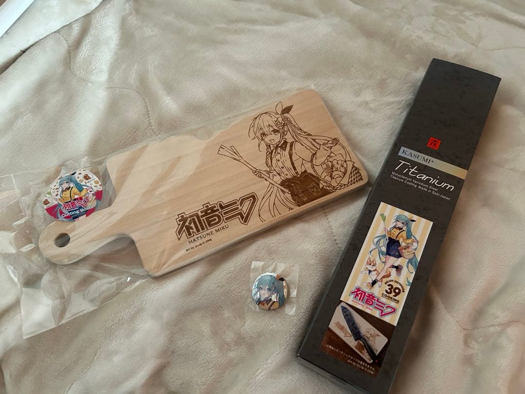 初音ミク 木製まな板 & KASUMI Titanium包丁セット