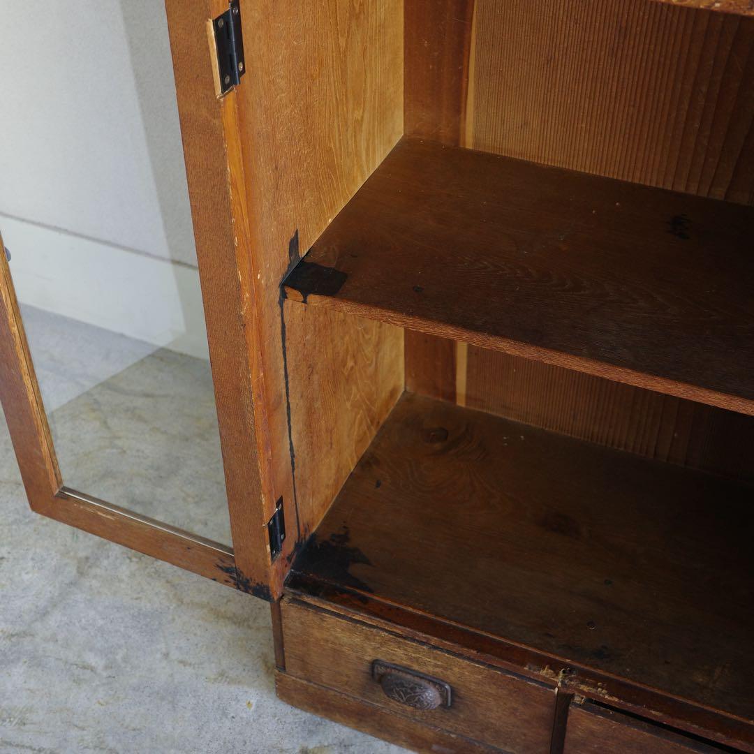 ガラス扉の本箱