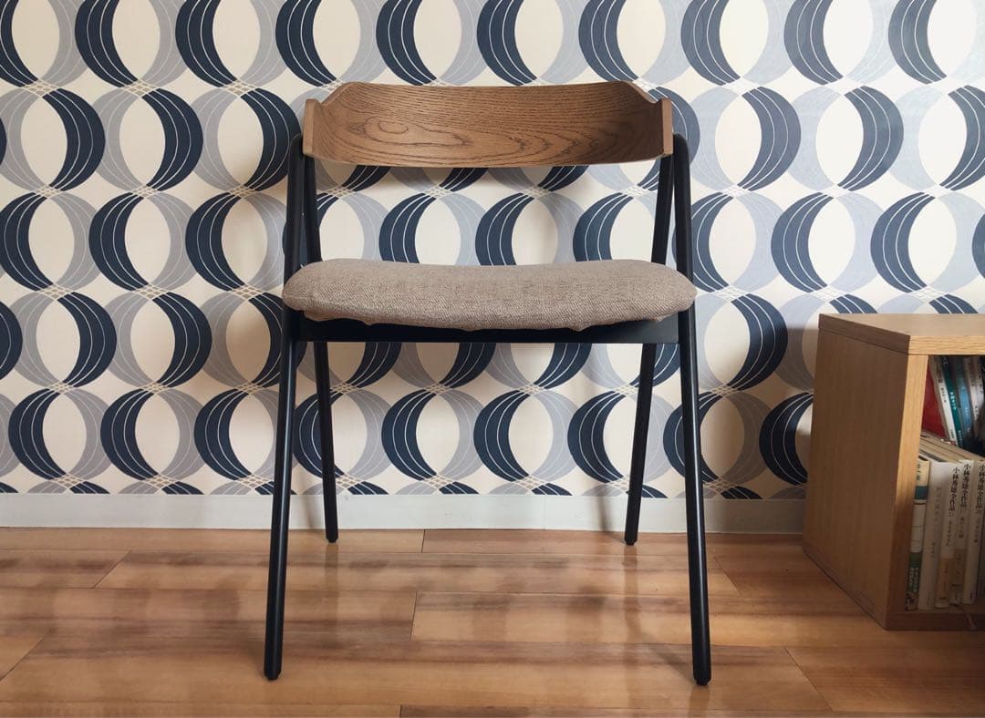 unico エレムト　シンプルモダンな黒い椅子