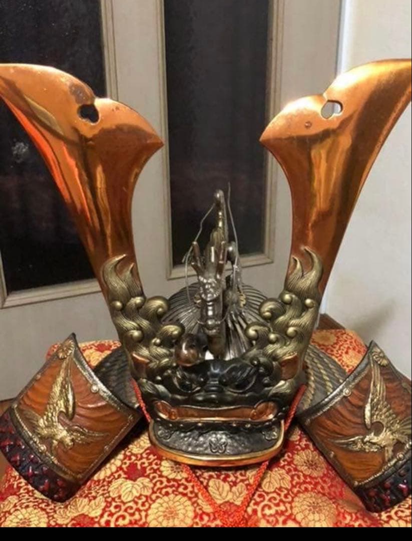 104】五月人形 理実 源氏獅噛兜兜飾 カブト 座布団　台付 美術工芸