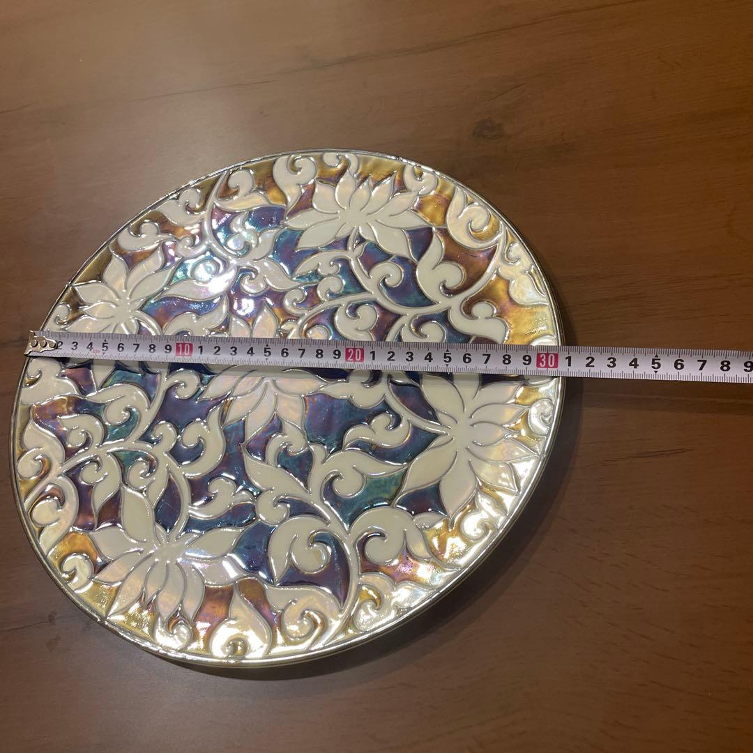 有田焼　福泉　ライトの当たる場所や観る所で色が華やかに　花模様の円形皿