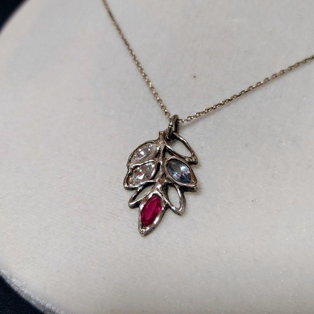 【匿名配送】ハンドメイドシルバー木の葉モチーフの透かしペンダント925チェーン付