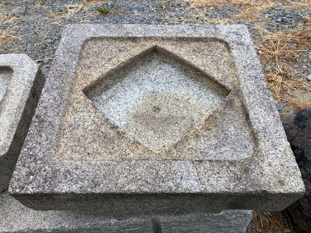 白川石製二重枡形手水鉢　薄形