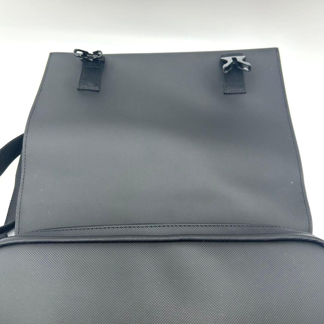 【極美品】LACOSTE メッセンジャーバッグ 黒