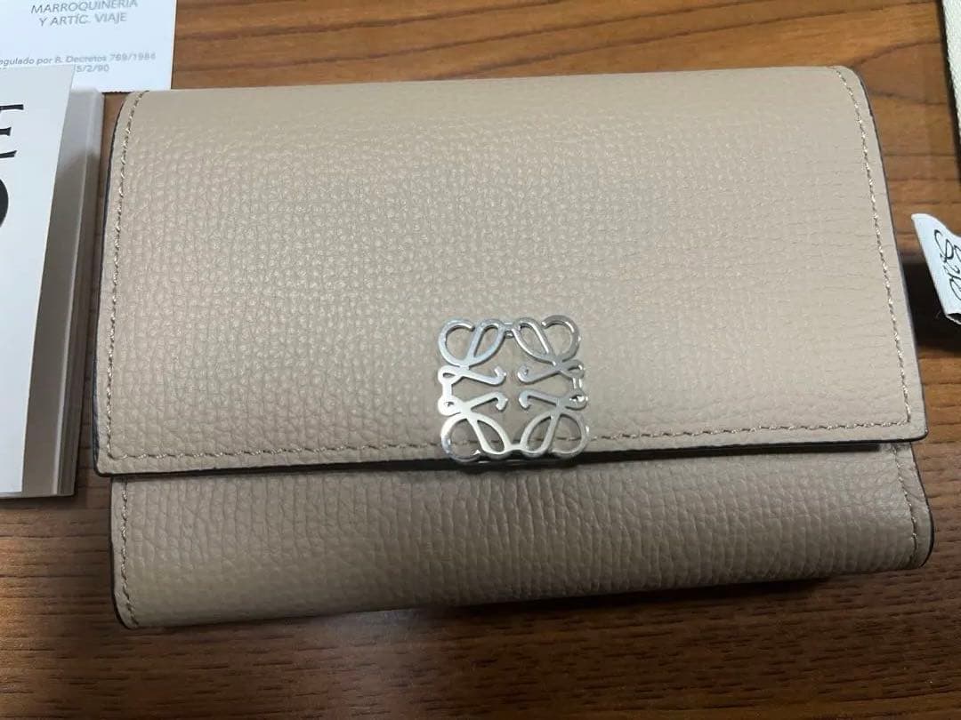 美品 ロエベLOEWEアナグラム バーティカルウォレット　サンド 三つ折り財布