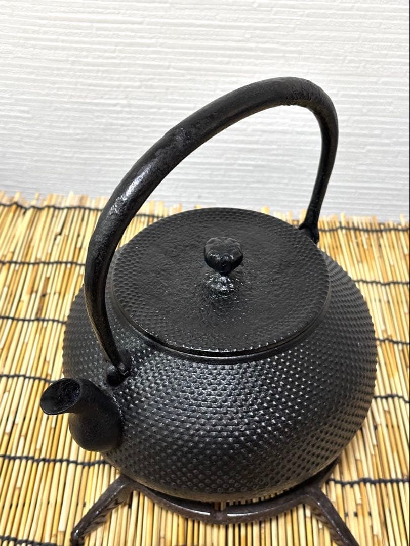 未使用品、供箱、付属品付 南部虎山工房前田知行造　宝珠型　南部鉄瓶　南部鉄器