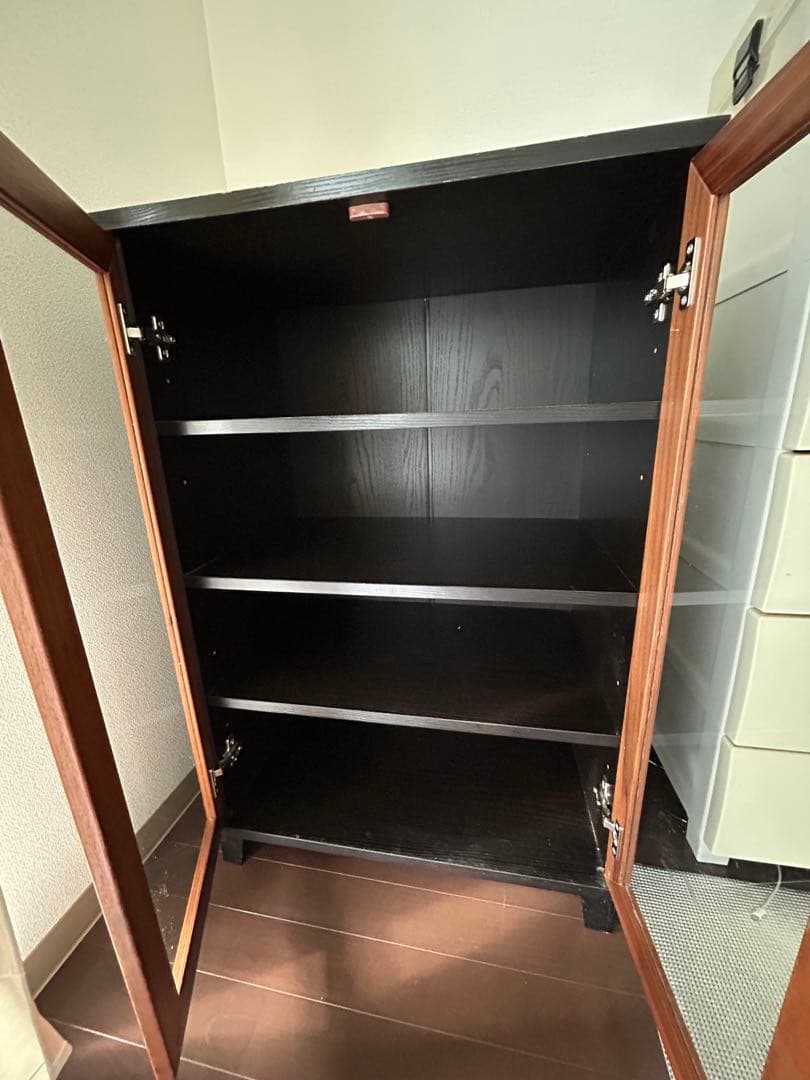 黒の木製食器棚 ガラス扉付き