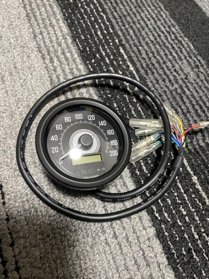 デイトナバイク スピードメーター 電気式 インジケーター付き電圧計 VELONA