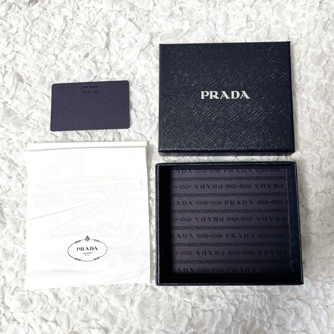 極美品✨近年　プラダ 二つ折り財布 コンパクト　小銭入れ付　サフィアーノレザー