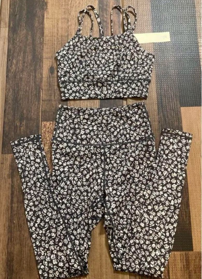 新品　emmi yoga エミヨガ　ヨガウェア　ブラック　花柄　バラ？　S