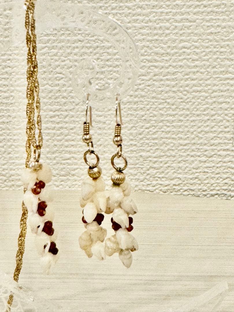 ニイハウシェルのピアスとネックレス