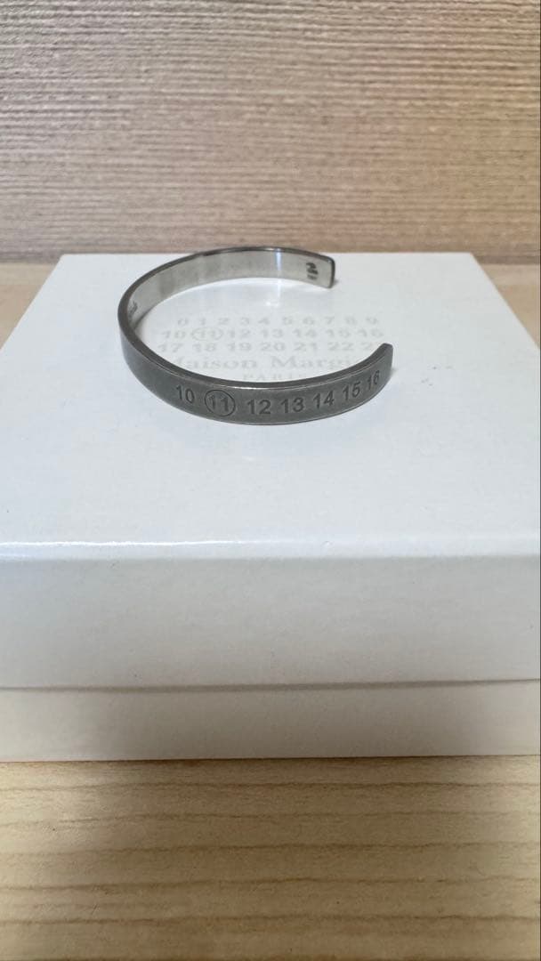 【12月末迄 年末セール】メゾンマルジェラ　ナンバーシルバーバングル　箱タグ付き