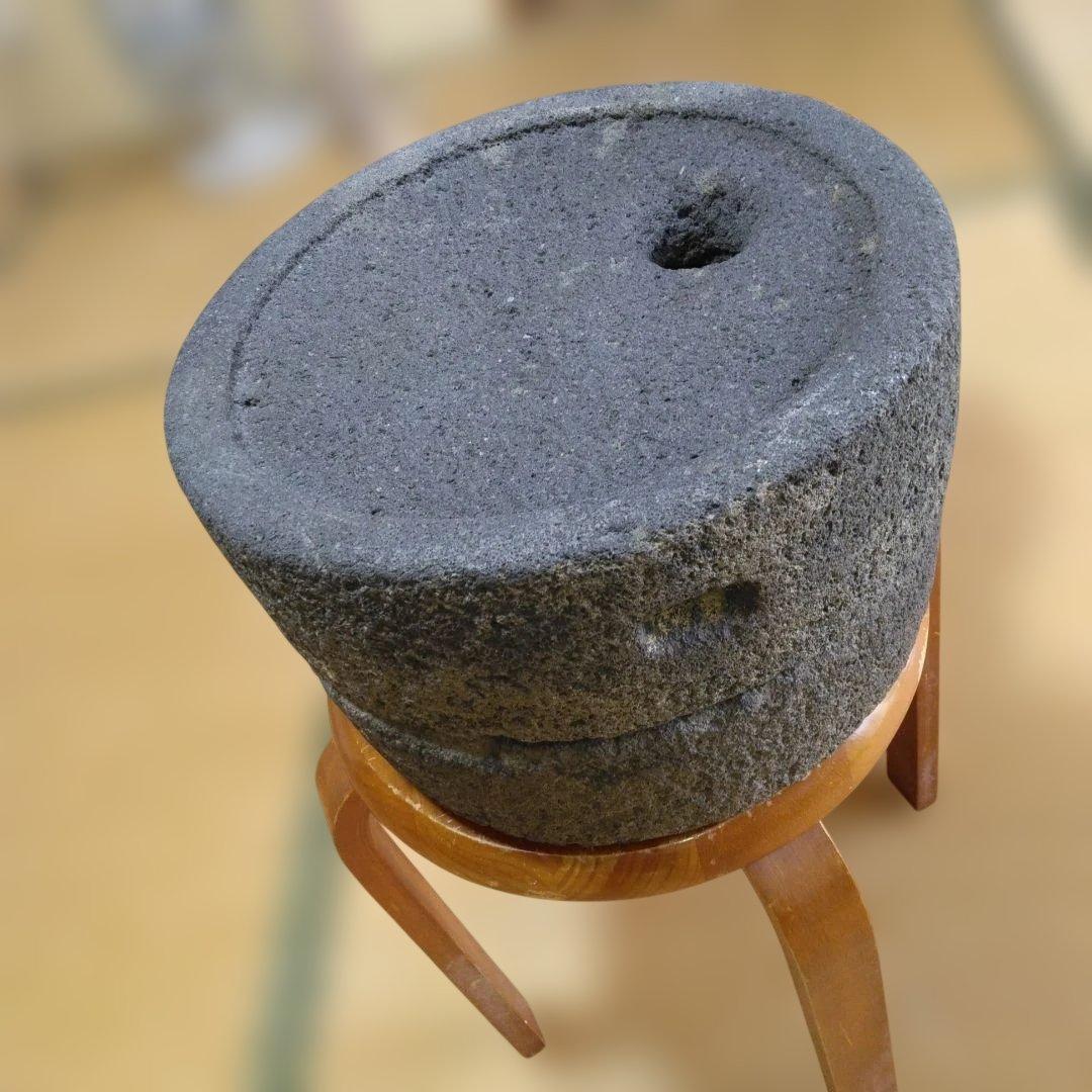 古い石臼-大正～昭和初期の臼-昭和オブジェ。