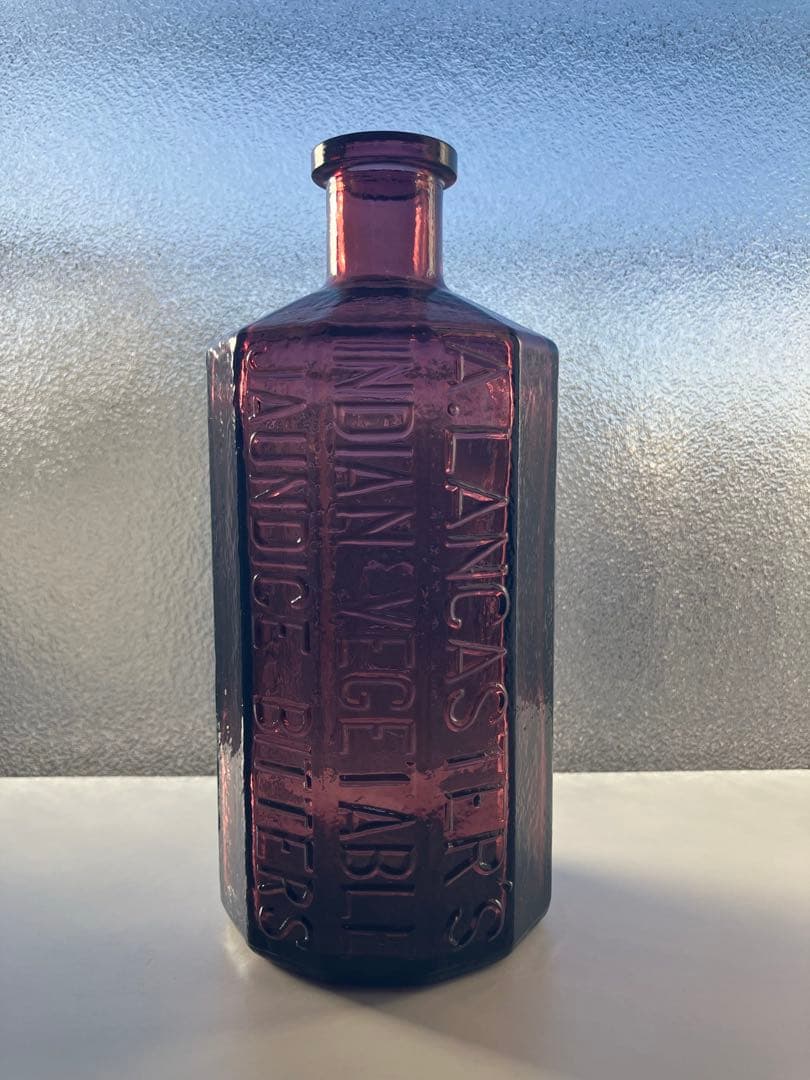 海外製　パープル色　ビンテージガラス瓶　エンボス入りガラス瓶