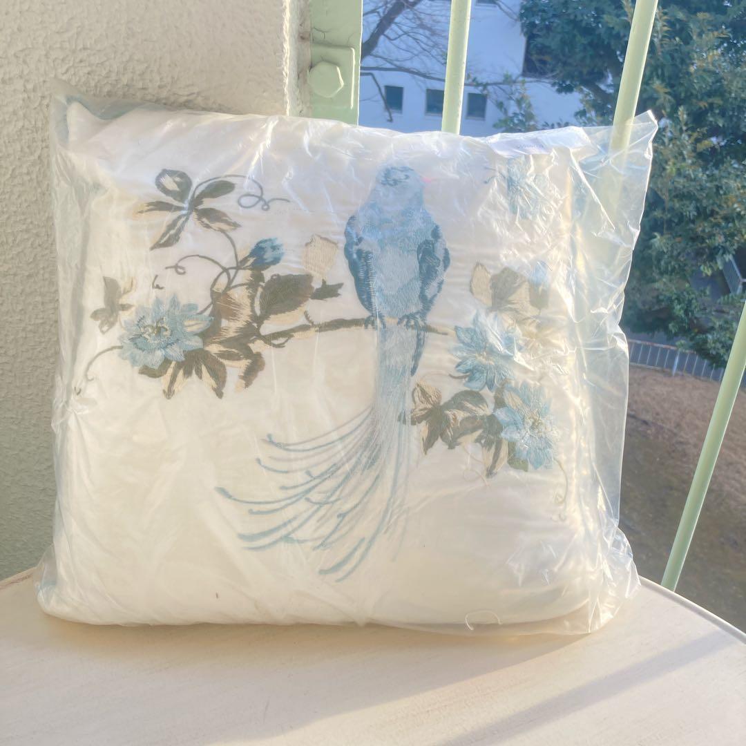 UK 輸入　ローラアシュレイ 刺繍クッション　新品タグ付き