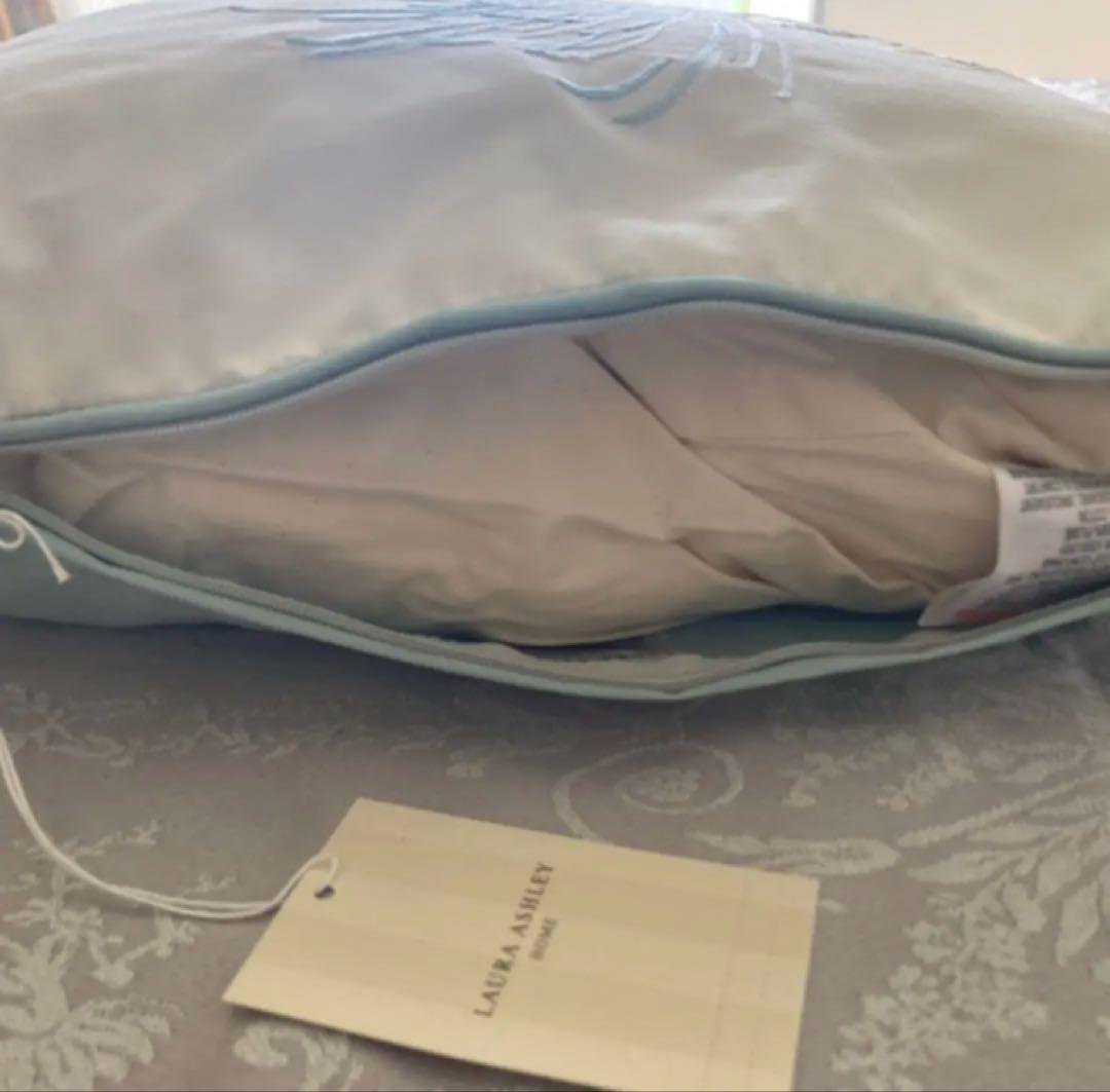 UK 輸入　ローラアシュレイ 刺繍クッション　新品タグ付き