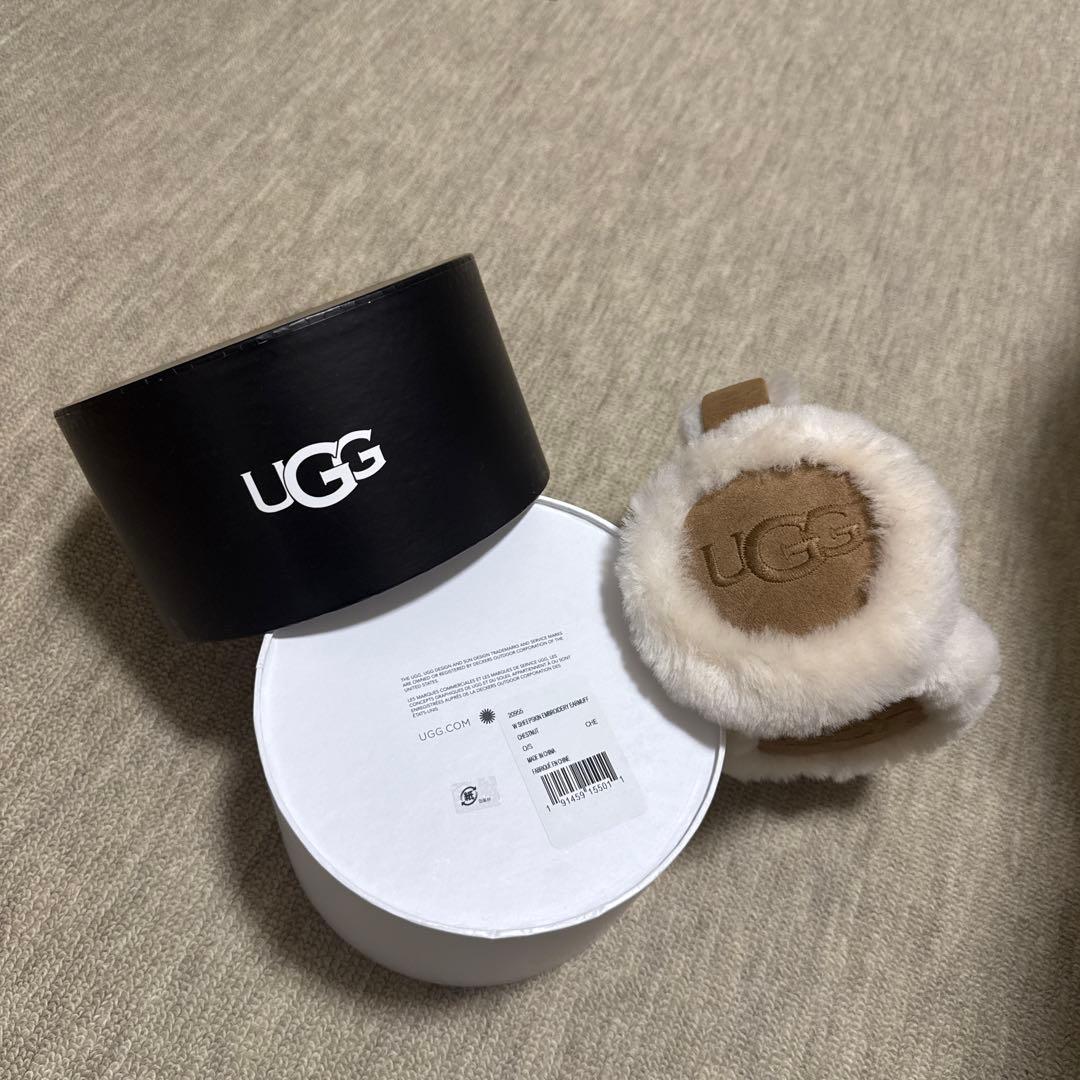 シープスキン UGG 刺繍ロゴイヤーマフ W SHEEPSKIN CHE