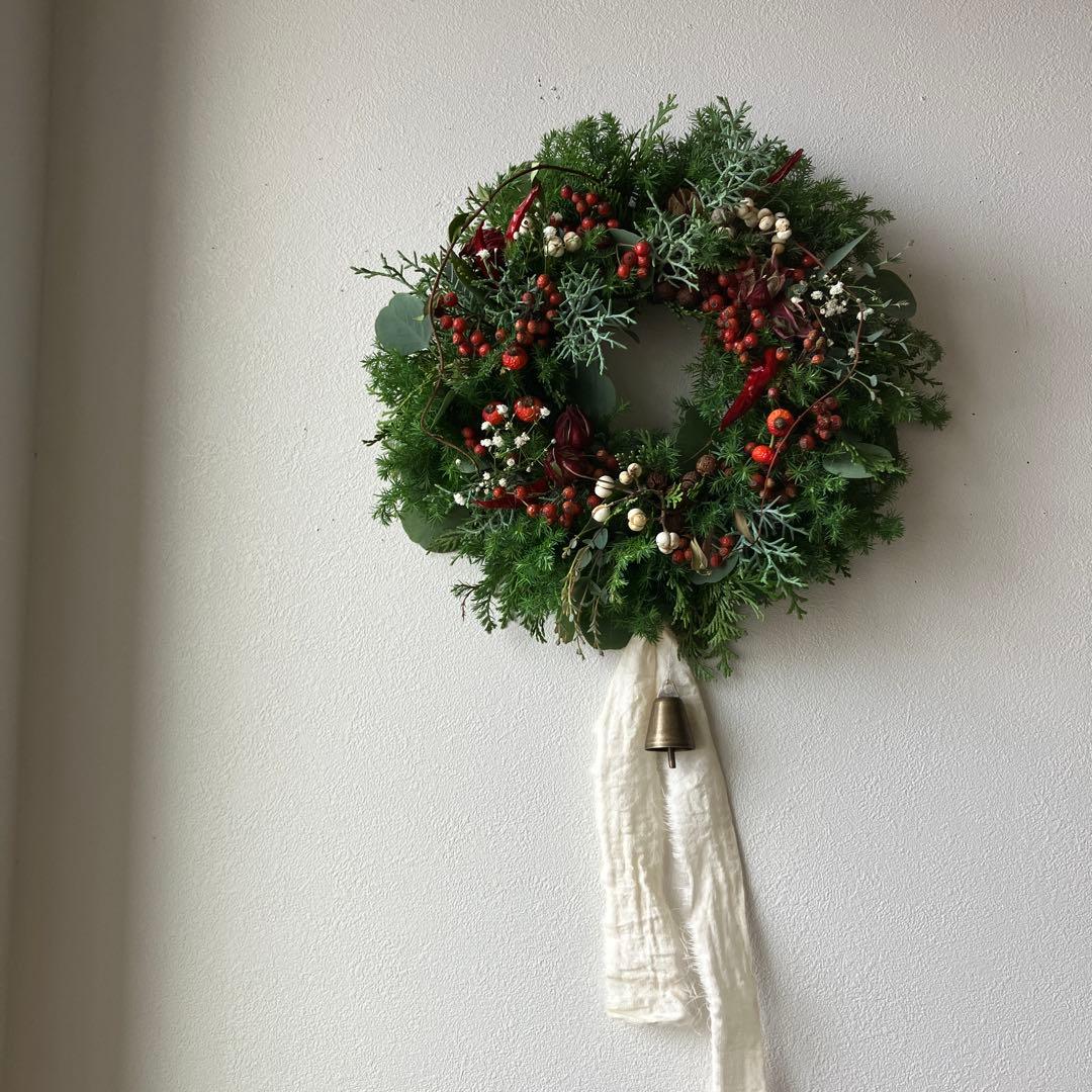赤い実のクリスマスリース　ローズヒップ　ローゼル　野バラの実　フレッシュ針葉樹
