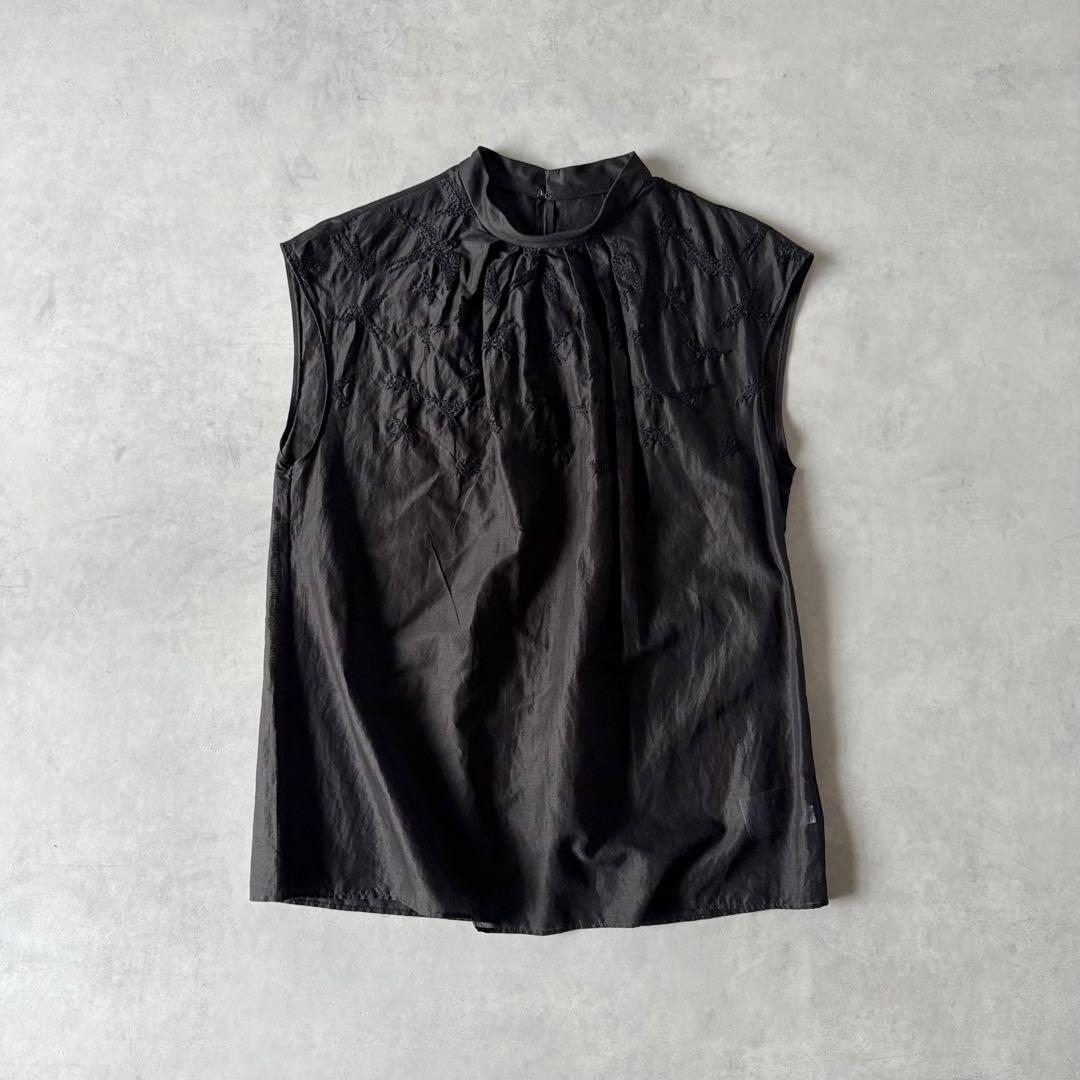 トゥモローランドコレクション　刺繍　バンドカラー　フレンチスリーブ　ブラウス　黒