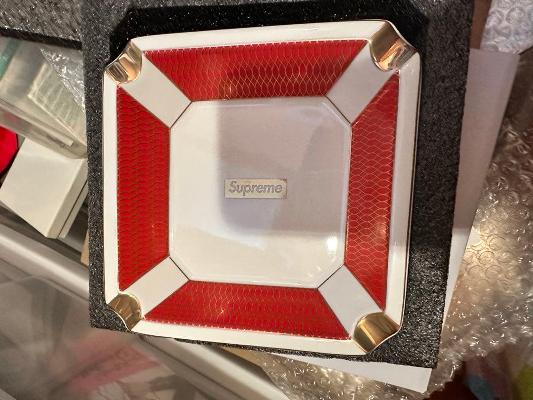 美品　supreme灰皿　新品　未使用　箱付き　送料込み