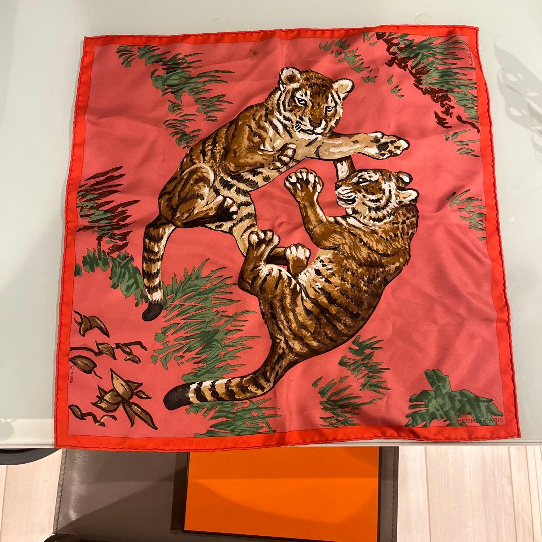 エルメストラ柄シルクスカーフ コーラルピンク 約70cm