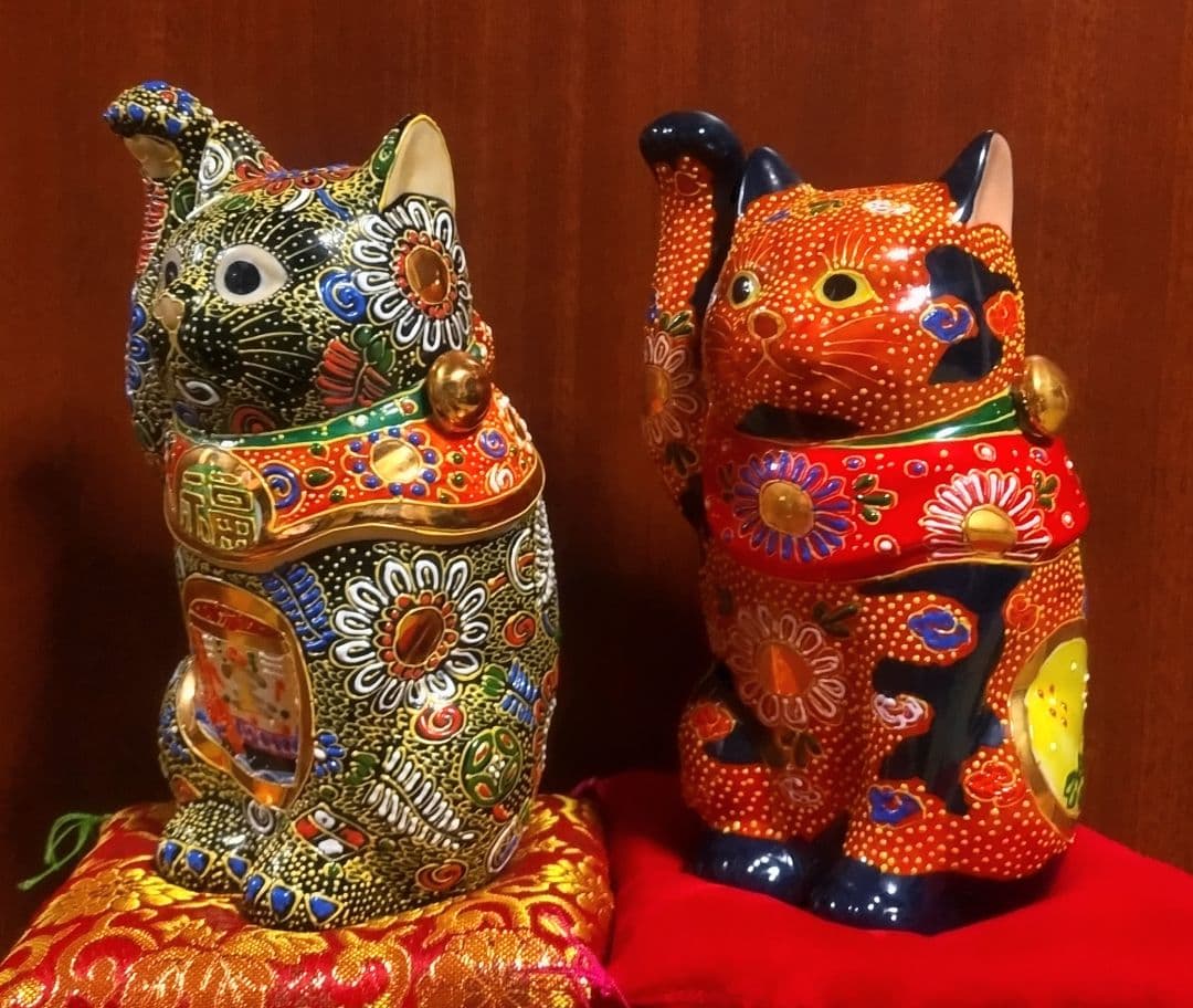 九谷焼 招き猫 ６号 ２点セット 宝船＆赤盛 座布団付き