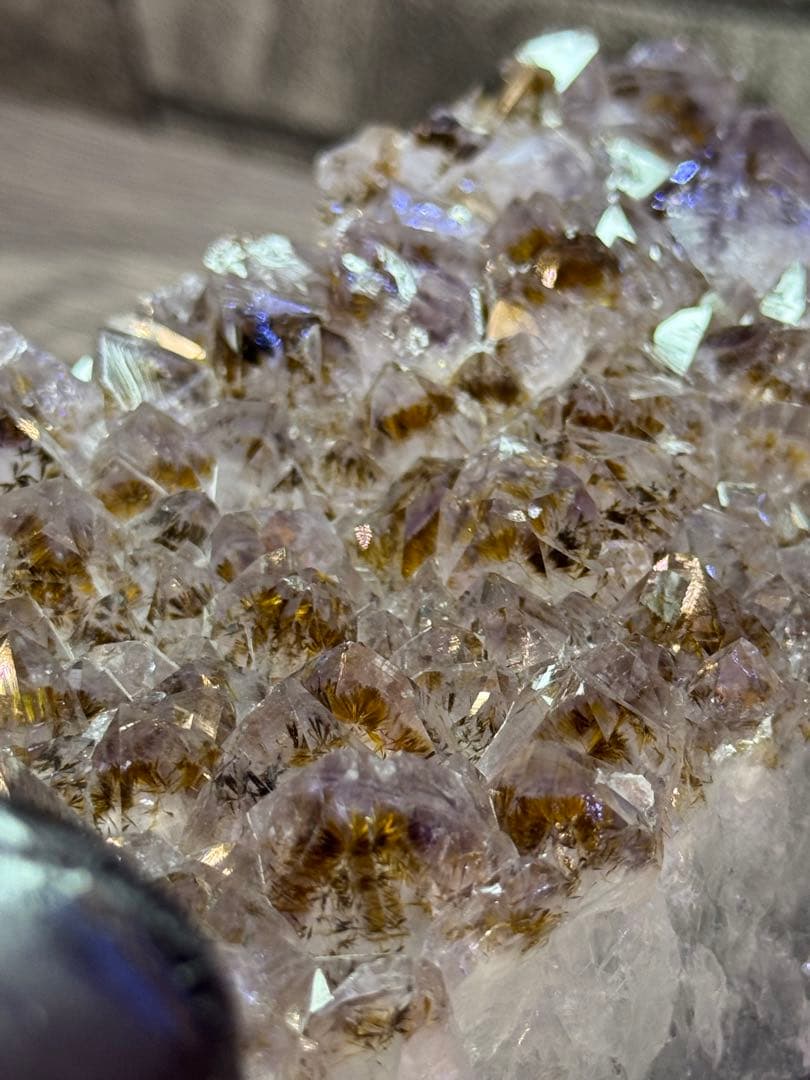 カコクセナイトインアメジスト　クラスター　原石 アメジストドーム