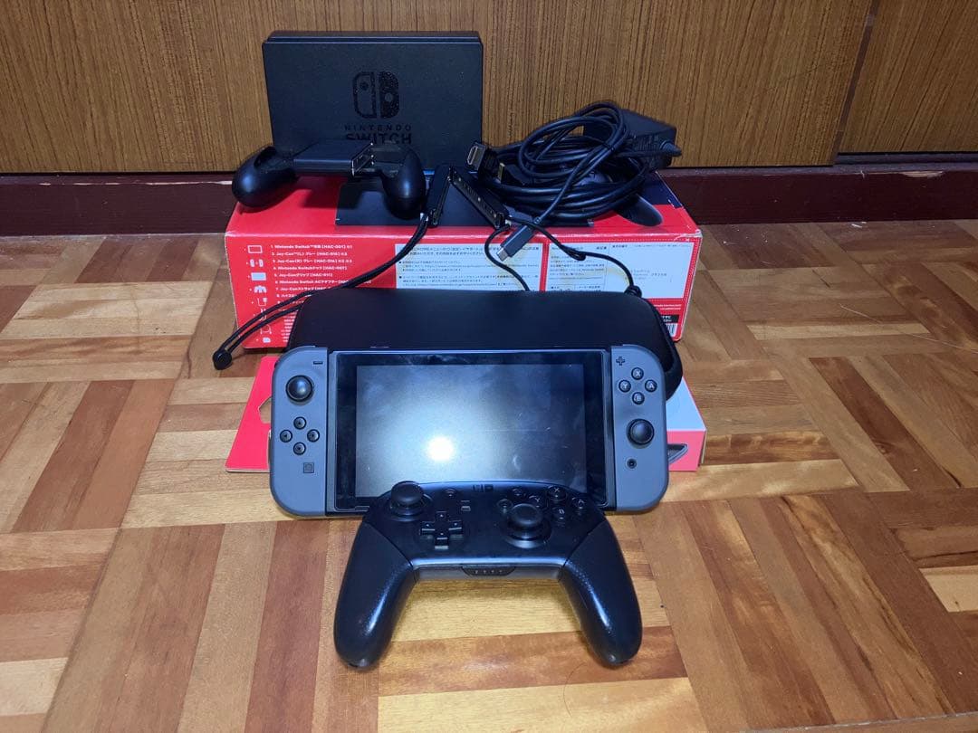 【美品】Nintendo Switch 本体 グレー プロコン・ケース付き
