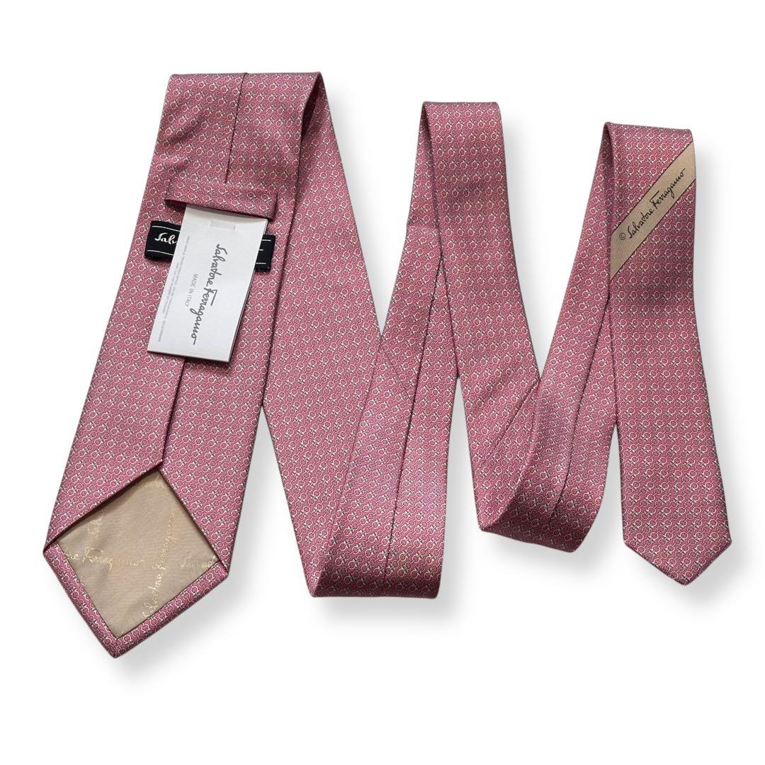 箱付き未使用✨サルヴァトーレフェラガモ　ネクタイ　ガンチーニ　ピンク　シルク