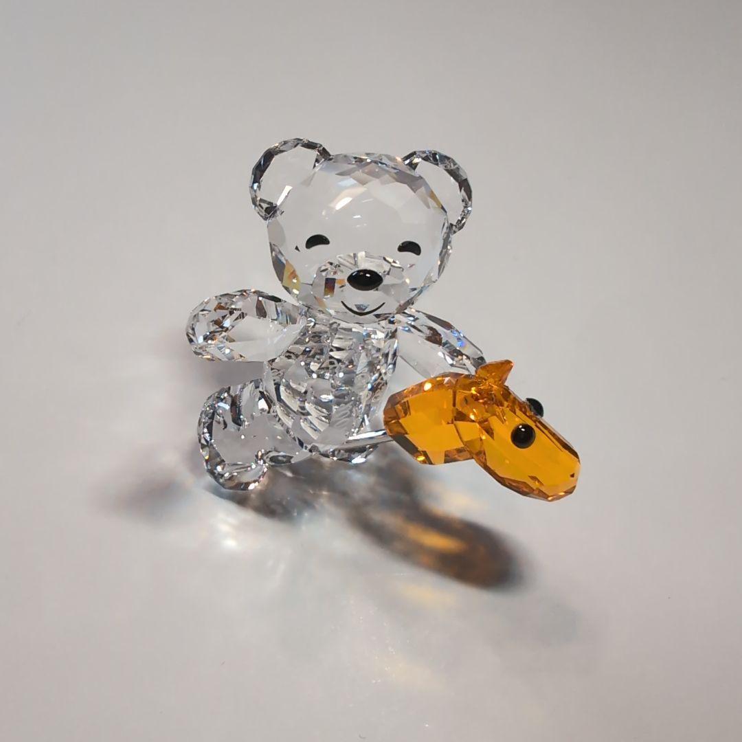 スワロフスキー 木馬で遊ぶクマの置物