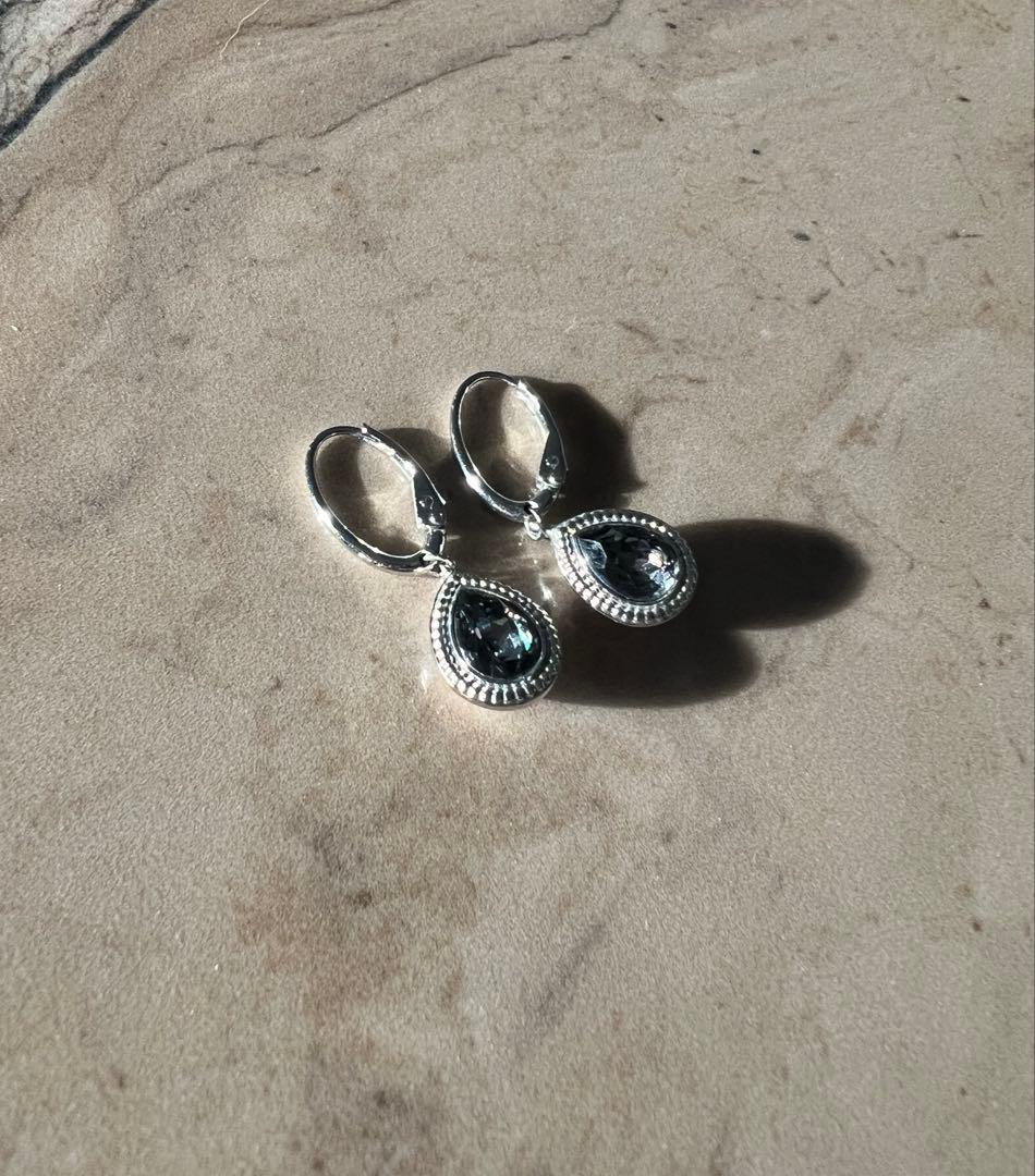 Swarovski スワロフスキー　ドロップ型ピアス